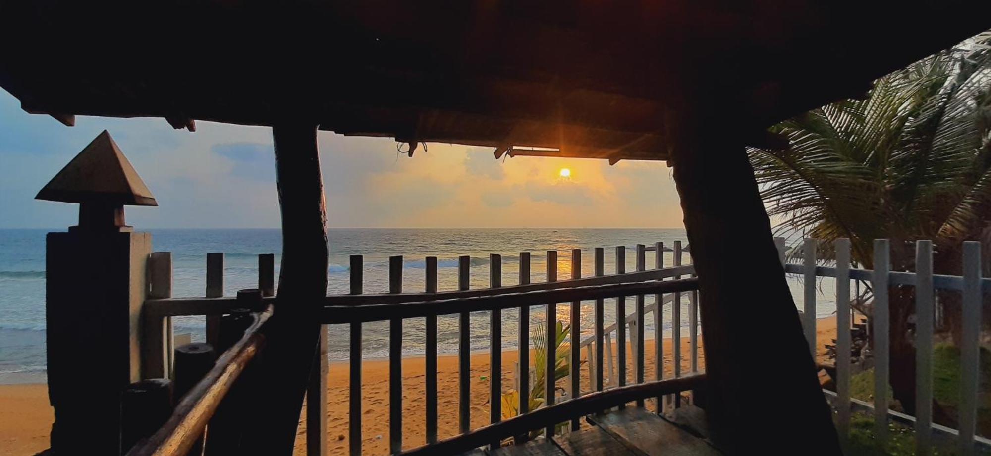 Luna Beach Home & Cabanas Galle Esterno foto